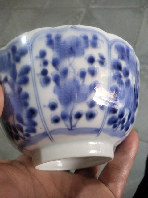 古玩陶瓷樹(shù)葉款一鳴驚人青花花口碗真品鑒賞圖