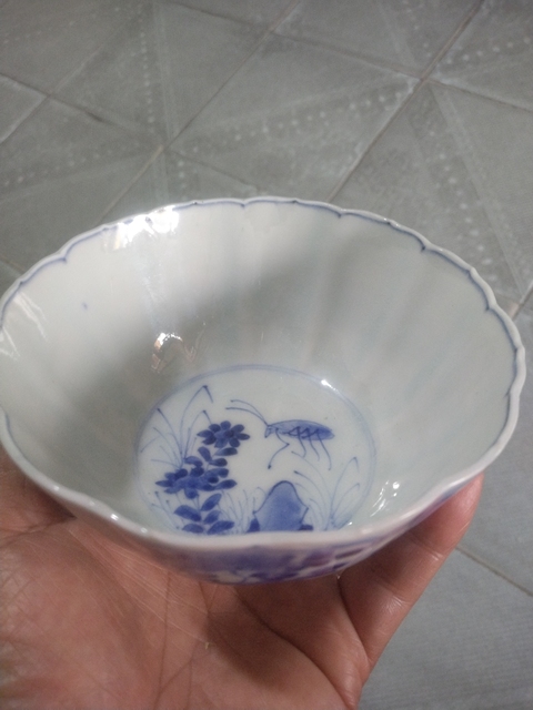 古玩陶瓷樹(shù)葉款一鳴驚人青花花口碗真品鑒賞圖