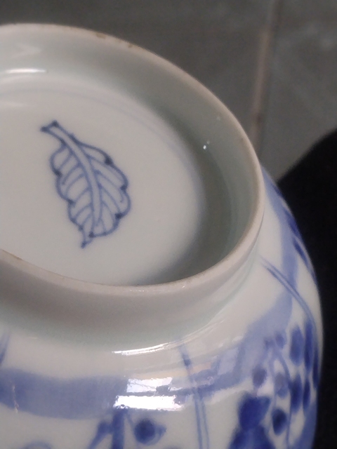 古玩陶瓷樹(shù)葉款一鳴驚人青花花口碗真品鑒賞圖