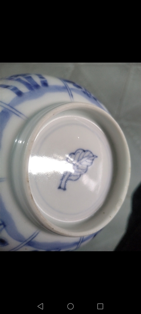 古玩陶瓷樹(shù)葉款一鳴驚人青花花口碗真品鑒賞圖