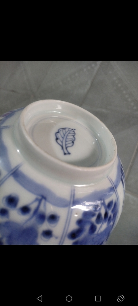 古玩陶瓷樹(shù)葉款一鳴驚人青花花口碗真品鑒賞圖