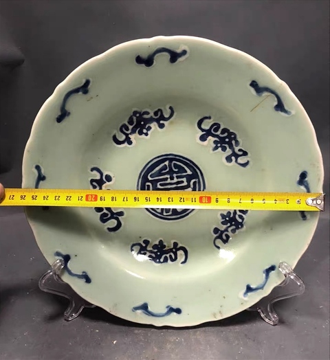 古玩陶瓷豆青青花五福捧壽紋盤真品鑒賞圖