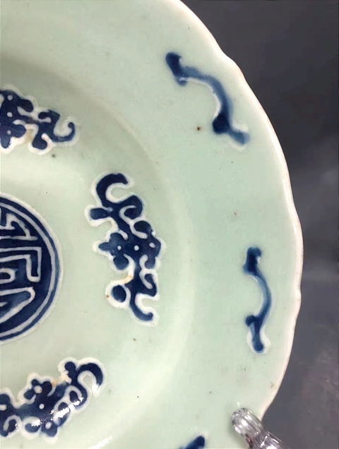 古玩陶瓷豆青青花五福捧壽紋盤真品鑒賞圖