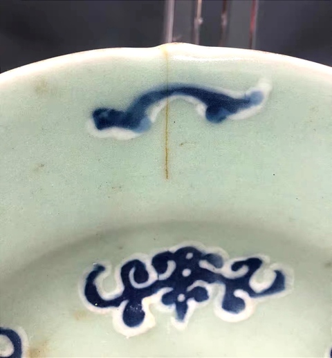 古玩陶瓷豆青青花五福捧壽紋盤真品鑒賞圖