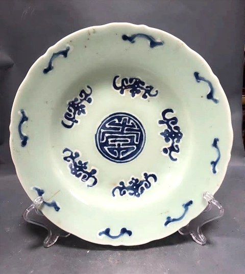 古玩陶瓷豆青青花五福捧壽紋盤真品鑒賞圖