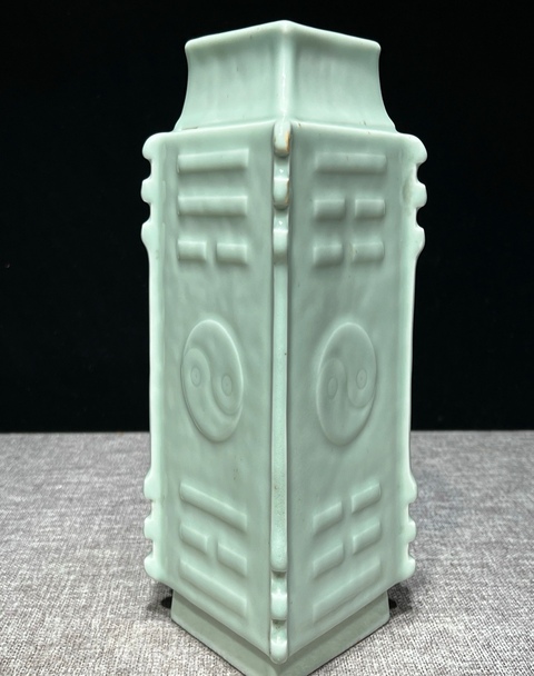 古玩陶瓷冬青釉八卦菱形瓶真品鑒賞圖