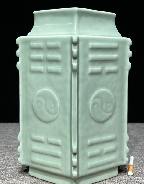 古玩陶瓷冬青釉八卦菱形瓶真品鑒賞圖