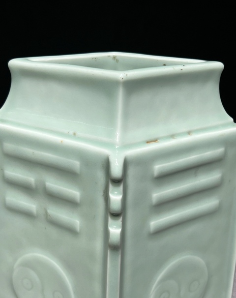 古玩陶瓷冬青釉八卦菱形瓶真品鑒賞圖