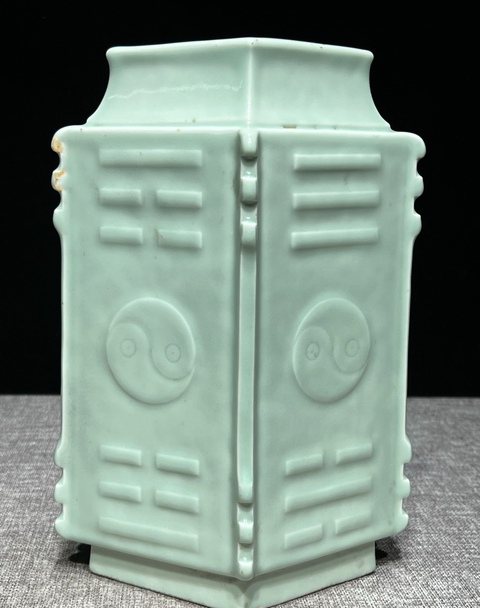 古玩陶瓷冬青釉八卦菱形瓶真品鑒賞圖