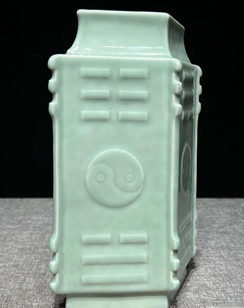 古玩陶瓷冬青釉八卦菱形瓶真品鑒賞圖