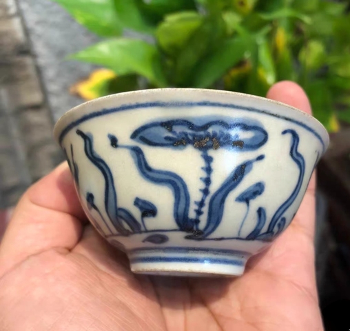 古玩陶瓷青花荷蓮紋茶碗真品鑒賞圖