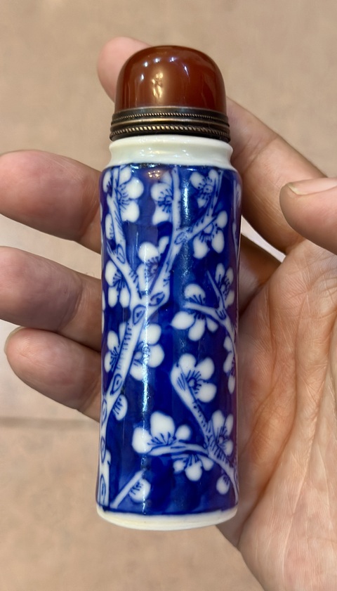 古玩陶瓷青花留白冰梅紋炮仗型鼻煙壺真品鑒賞圖
