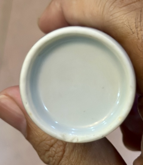 古玩陶瓷青花留白冰梅紋炮仗型鼻煙壺真品鑒賞圖