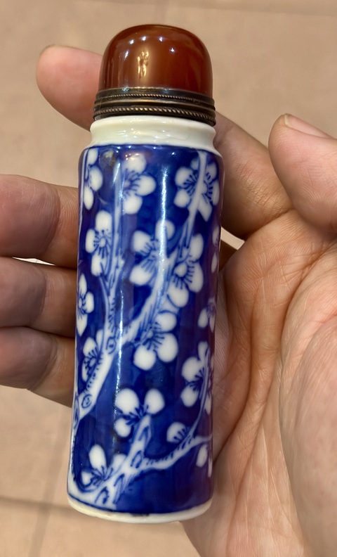 古玩陶瓷青花留白冰梅紋炮仗型鼻煙壺真品鑒賞圖
