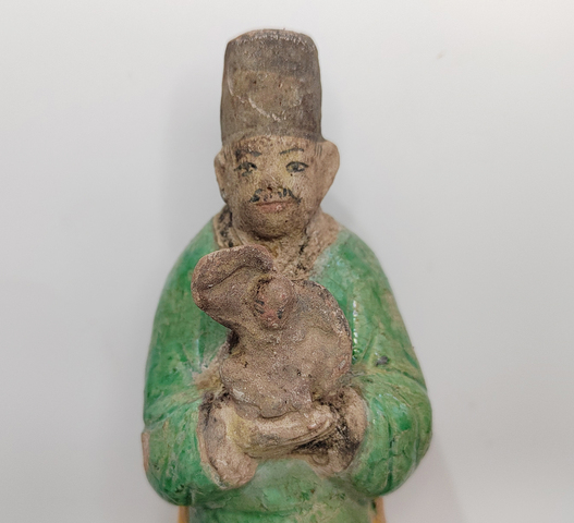 古玩陶瓷明代三彩捧猴生肖人物俑拍賣,當(dāng)前價格114元