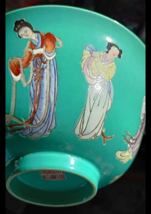 古玩陶瓷松石綠粉彩人物紋碗真品鑒賞圖