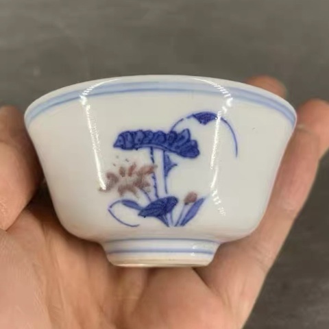 古玩陶瓷青花加紫折枝花卉紋杯真品鑒賞圖