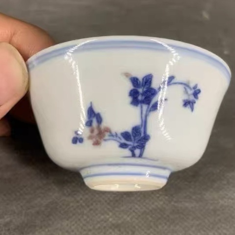 古玩陶瓷青花加紫折枝花卉紋杯真品鑒賞圖
