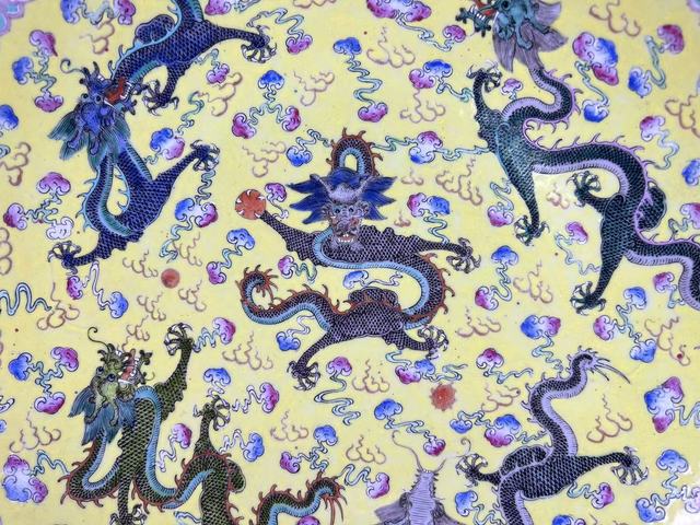 古玩陶瓷民國·黃地粉彩五龍戲珠大盤真品鑒賞圖