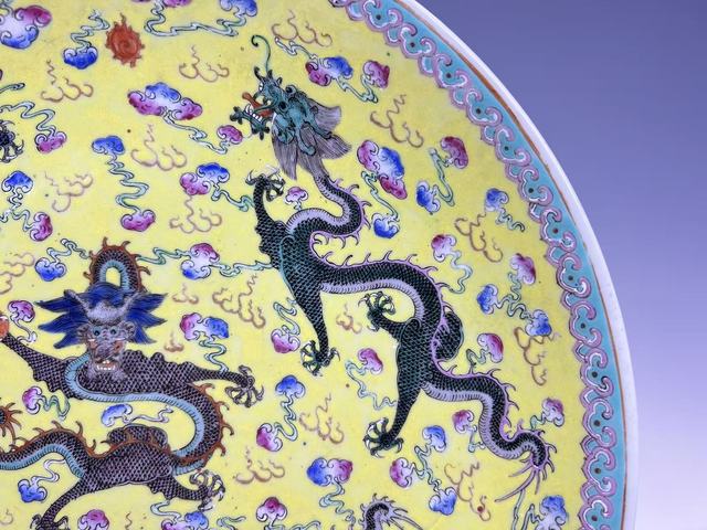 古玩陶瓷民國·黃地粉彩五龍戲珠大盤真品鑒賞圖