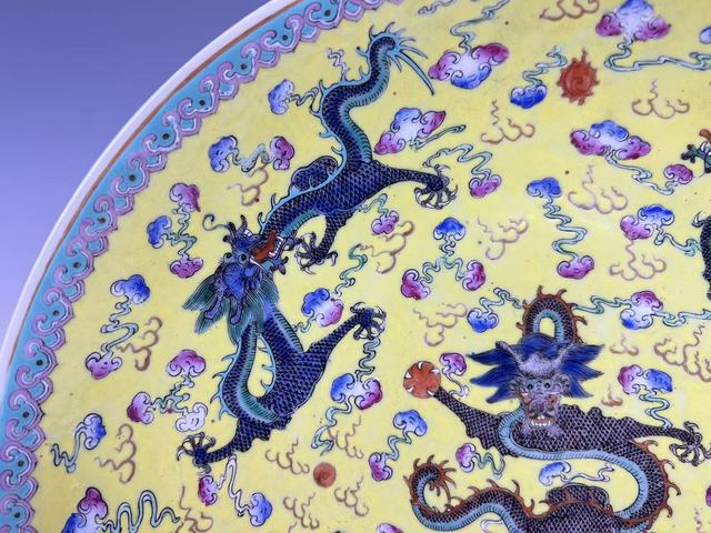 古玩陶瓷民國·黃地粉彩五龍戲珠大盤真品鑒賞圖