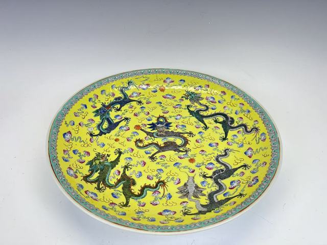 古玩陶瓷民國·黃地粉彩五龍戲珠大盤真品鑒賞圖