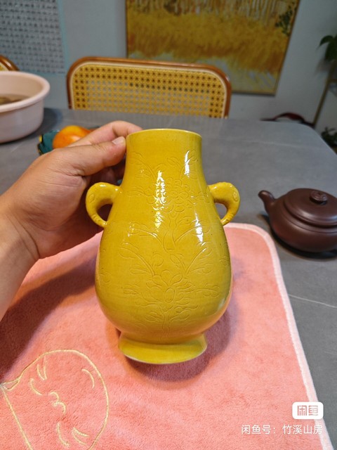 古玩陶瓷黃釉刻花紋雙耳尊真品鑒賞圖