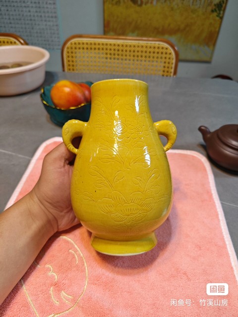 古玩陶瓷黃釉刻花紋雙耳尊真品鑒賞圖
