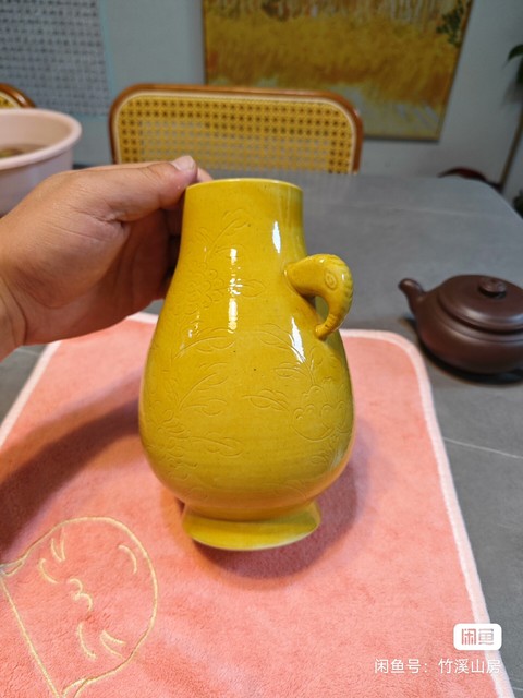 古玩陶瓷黃釉刻花紋雙耳尊真品鑒賞圖