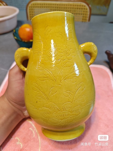 古玩陶瓷黃釉刻花紋雙耳尊真品鑒賞圖