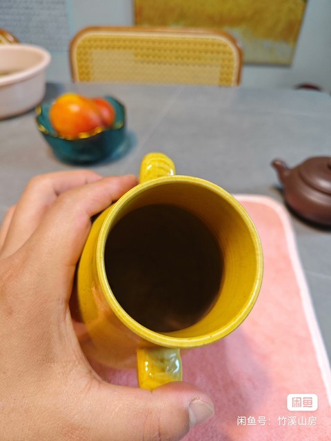 古玩陶瓷黃釉刻花紋雙耳尊真品鑒賞圖