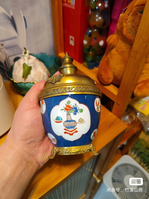 古玩陶瓷灑藍(lán)釉開窗五彩博古花卉紋罐真品鑒賞圖