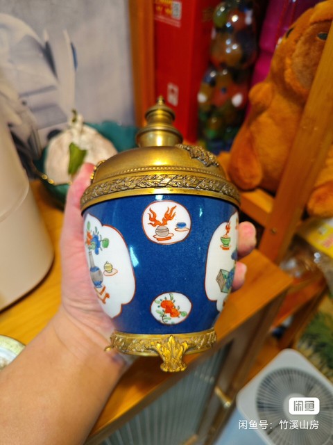 古玩陶瓷灑藍(lán)釉開窗五彩博古花卉紋罐真品鑒賞圖