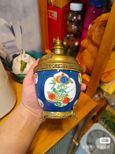 古玩陶瓷灑藍(lán)釉開窗五彩博古花卉紋罐真品鑒賞圖