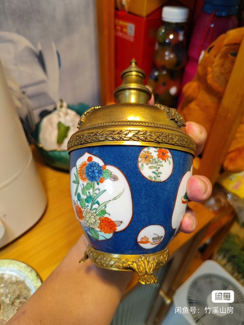 古玩陶瓷灑藍(lán)釉開窗五彩博古花卉紋罐真品鑒賞圖