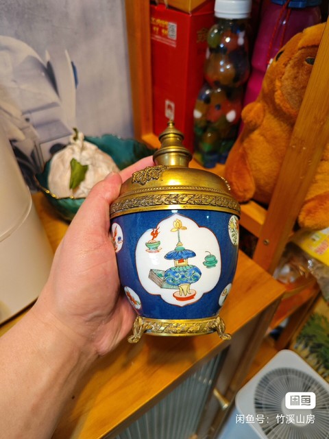 古玩陶瓷灑藍(lán)釉開窗五彩博古花卉紋罐真品鑒賞圖