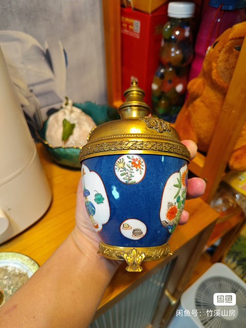 古玩陶瓷灑藍(lán)釉開窗五彩博古花卉紋罐真品鑒賞圖