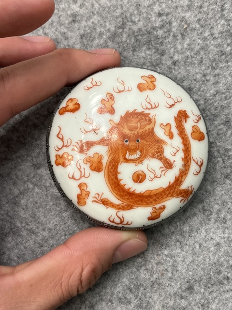 古玩陶瓷礬紅龍紋印盒真品鑒賞圖
