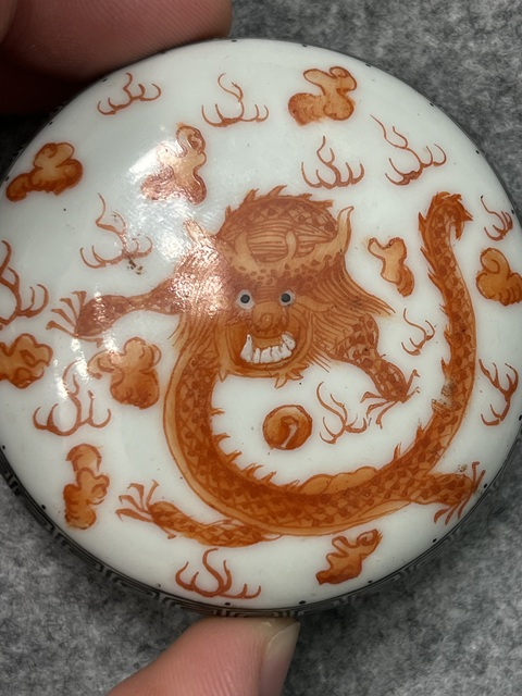 古玩陶瓷礬紅龍紋印盒真品鑒賞圖