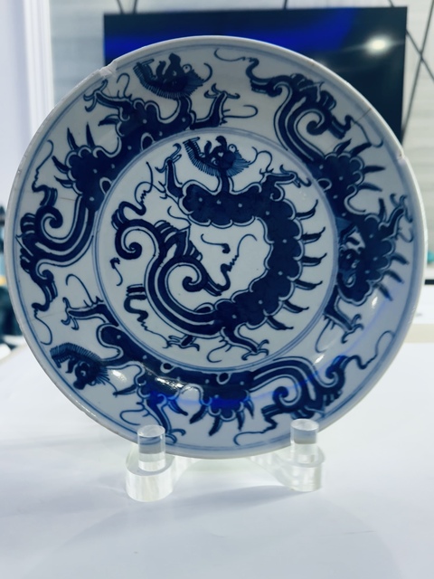 古玩陶瓷摩羯龍紋青花盤真品鑒賞圖