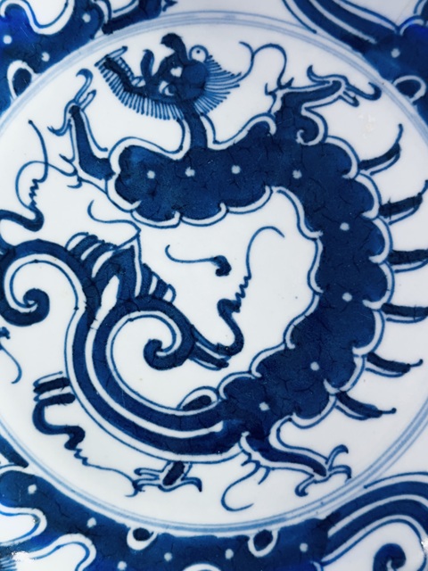 古玩陶瓷摩羯龍紋青花盤真品鑒賞圖