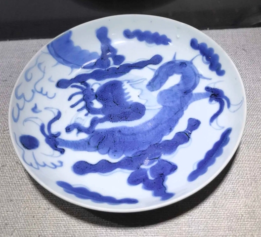 古玩陶瓷德化窯青花過墻龍紋盤真品鑒賞圖