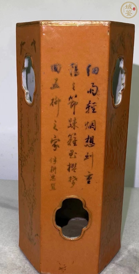 古玩陶瓷珊瑚紅描金詩文開窗六方帽筒真品鑒賞圖