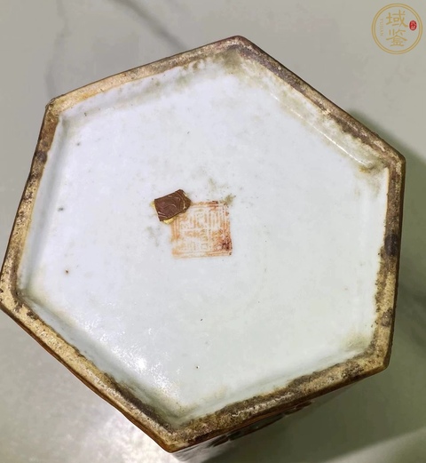 古玩陶瓷珊瑚紅描金詩文開窗六方帽筒真品鑒賞圖