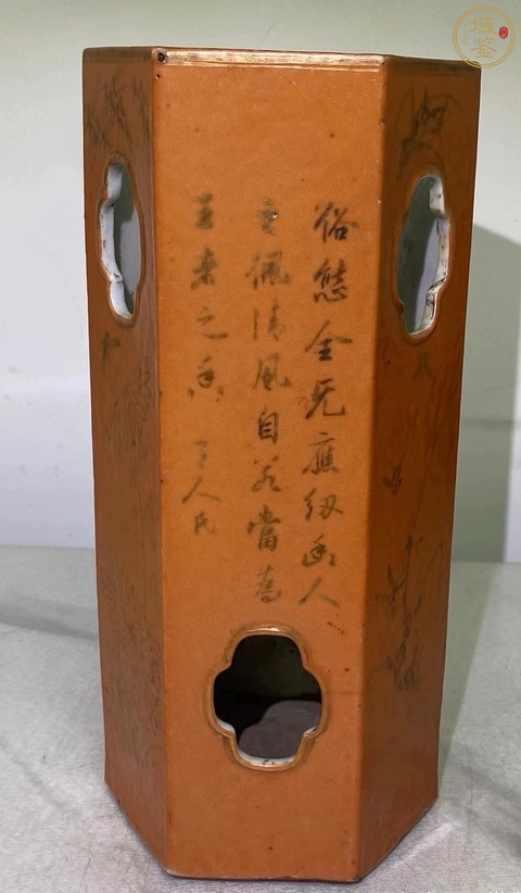 古玩陶瓷珊瑚紅描金詩文開窗六方帽筒真品鑒賞圖