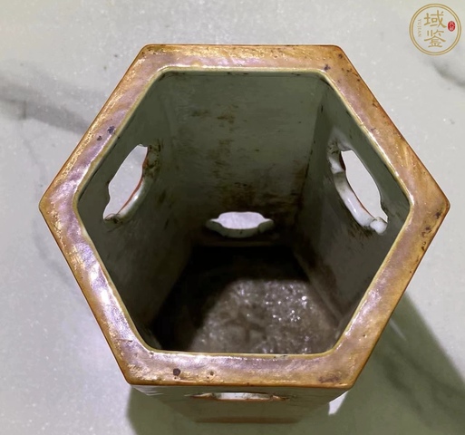 古玩陶瓷珊瑚紅描金詩文開窗六方帽筒真品鑒賞圖