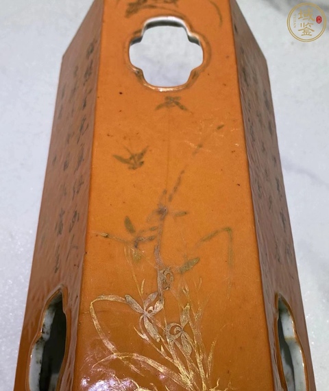 古玩陶瓷珊瑚紅描金詩文開窗六方帽筒真品鑒賞圖