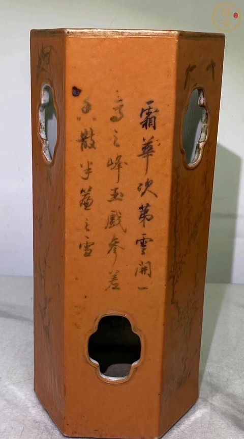 古玩陶瓷珊瑚紅描金詩文開窗六方帽筒真品鑒賞圖