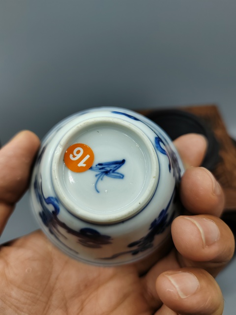 古玩陶瓷清康熙?青花花蝶紋主人杯拍賣，當前價格880元