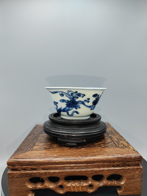 古玩陶瓷清康熙?青花花蝶紋主人杯拍賣，當前價格880元